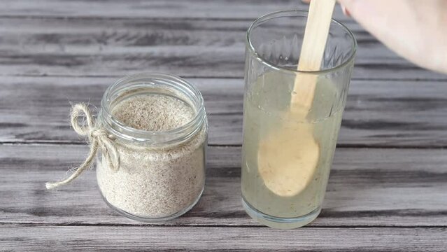 Supplement of psyllium husk and soluble fiber for the intestines. Mixing psyllium with water.