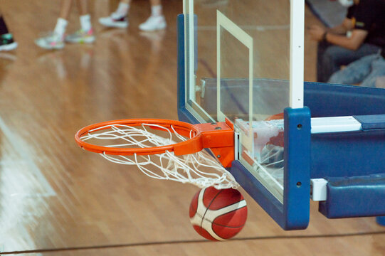 Tablero de basketball con pelota encestada