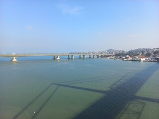 Fototapeta na wymiar Sobra da ponte da cidade de Florianópolis no mar verde