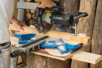 Cutting wood with an angle saw