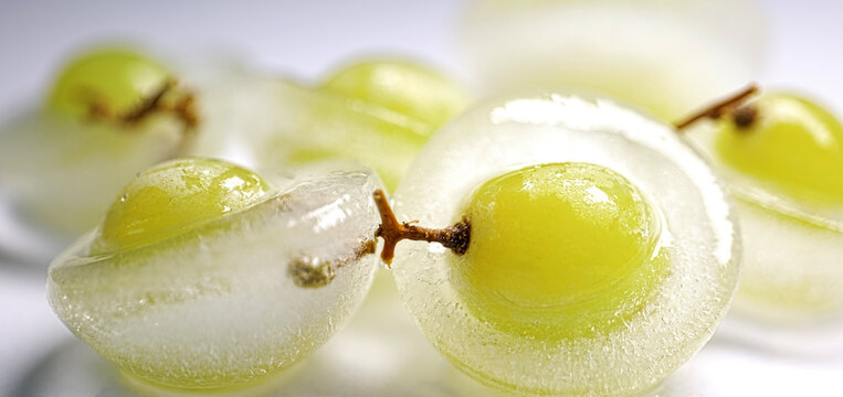 Traube, Trauben, Weintraube, Eisw&uuml;rfel, Einfrieren,
helle Traube, Weinstock, Eisblock, Tiefk&uuml;hlung,
Vitamine, Bio, Lebensmittel, Kalorien, Natrium,
Weinrebe, Beere, Obst, Zucker,Eisen, Vitamin C,
Fr&uuml;c