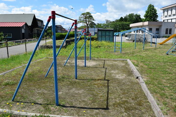 小学校の校庭に設置された遊具