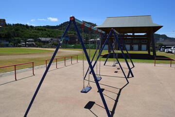 小学校の校庭に設置された遊具