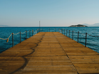 Obraz premium old wooden pier and blue sea scenery