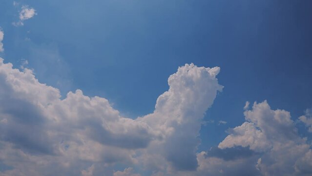 快晴の夏空を積乱雲が流れる　4K　UHD