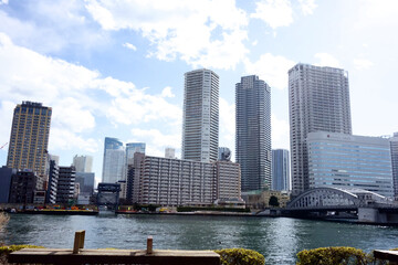 Fototapeta premium 東京、日本のウォーターフロント隅田川超高層ビル街の眺め