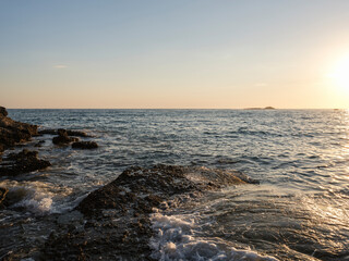 Obraz premium beautiful sea waves crashing on the cliffs
