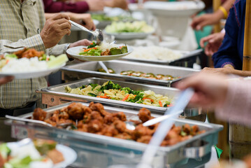 scooping the food, catering, dinner time
