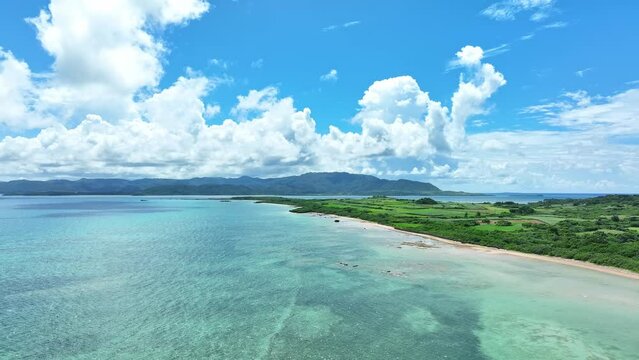 南国のビーチとエメラルドブルーの海　空撮