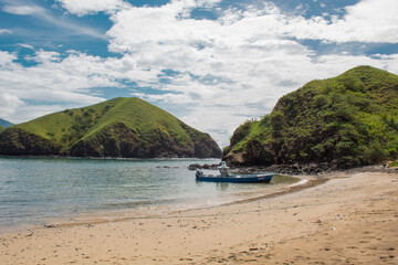 Fototapeta na wymiar boat on the shore of a beach on the green island in Costa Rica