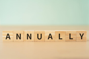毎年のイメージ｜「ANNUALLY」と書かれたブロック
