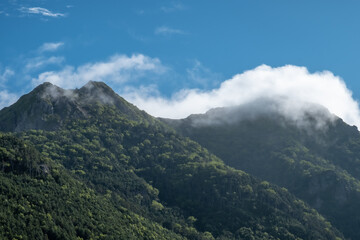 Obraz premium 雲が湧く山