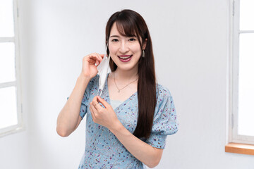 マスクを外す女性