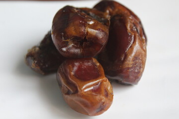 some dates on a white background, a food that is identical to Ramadan