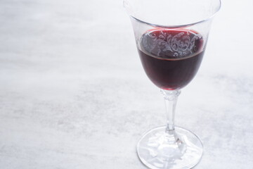 赤ワインのグラスと、ボウルに盛ったポテトチップス