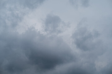 Fototapeta na wymiar 暗い雲がもこもこです。