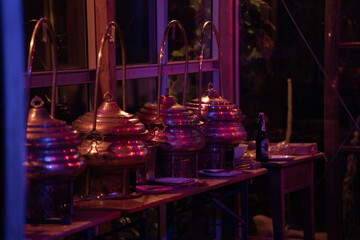 inidsches Essen, Buffet, goldene Töpfe mit Reis, Chicken