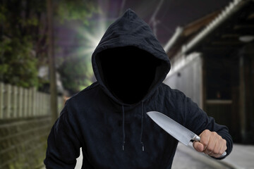 住宅街に現れた刃物を持つ人物