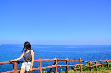Fototapeta premium Girl on the seashore 
