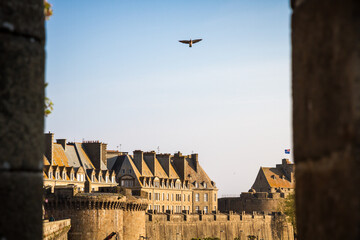 Fortified walls and city of Saint-Malo, Brittany, France - obrazy, fototapety, plakaty