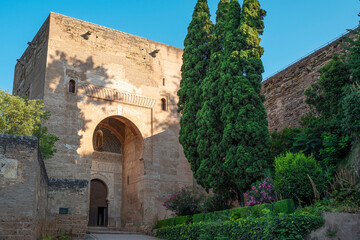 Fototapeta na wymiar Puerta de la justicia en la muralla exterior de la Alhambra en Granada, España