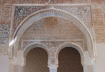 Puerta y arco de origen musulmán siglo XIII en el alcázar de Genil en Granada, España - obrazy, fototapety, plakaty