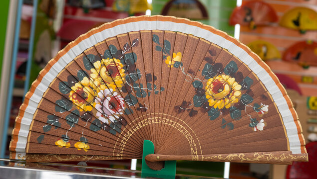 Un hermoso y tradicional abanico espa&ntilde;ol con dise&ntilde;o floral para darse aire durante los calurosos d&iacute;as de verano