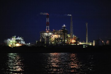 Obraz premium 夜の海辺の工場景