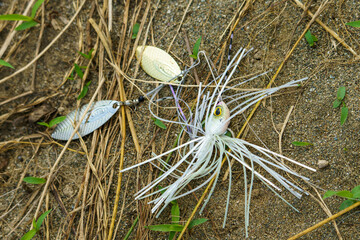 捨てられた危険な針付きルアー