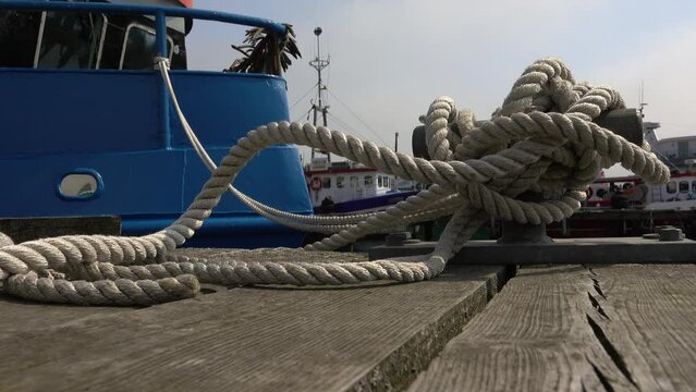 Poller mit Schiffstau in einem Hafen