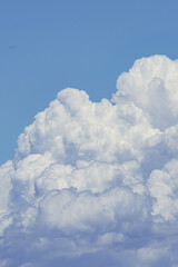 Naklejka premium 夏をイメージさせる入道雲