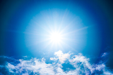 Fototapeta na wymiar 青空と太陽と光の環