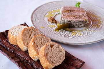 鶏レバーパテとフランスパン