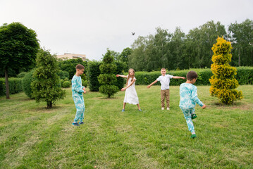 Obraz premium happy children play in the park. Children in nature.