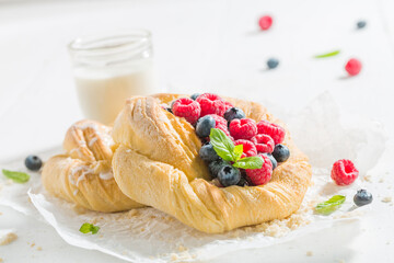 Crunchy and sweet yeast cake with fresh berry fruits