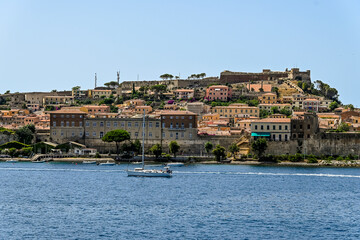 Fototapeta premium Portoferraio, Festung, Forte Falcone, Hafen, Darsena, Altstadt, Boote, Fähre, Altstadthäuser, Insel, Elba, Toskana, Sommer, Toskanischer Archipel, Italien
