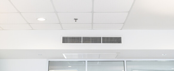Ceiling mounted cassette type air conditioner