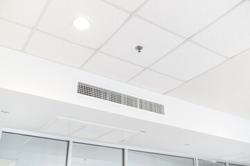 Ceiling mounted cassette type air conditioner