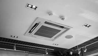 Ceiling mounted cassette type air conditioner