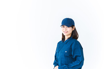 作業服を来て笑顔で仕事をする若い女性