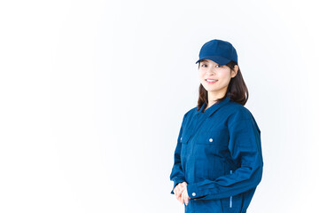 作業服を来て笑顔で仕事をする若い女性