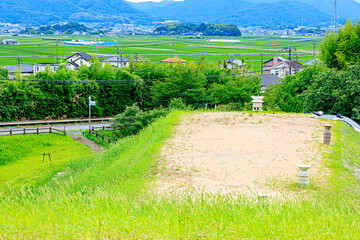 夏の沖出古墳　福岡県嘉麻市　Summer Okiide burial mound. Fukuoka-ken Kama city.