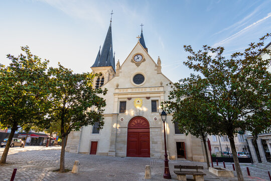 Fa&ccedil;ade de l'&eacute;glise catholique Saint-Jean-Baptiste de Sceaux, monument historique situ&eacute; &agrave; Sceaux, France, dans le d&eacute;partement fran&ccedil;ais des Hauts-de-Seine