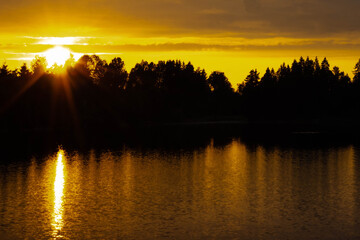 Zach&oacute;d słońca nad jeziorem