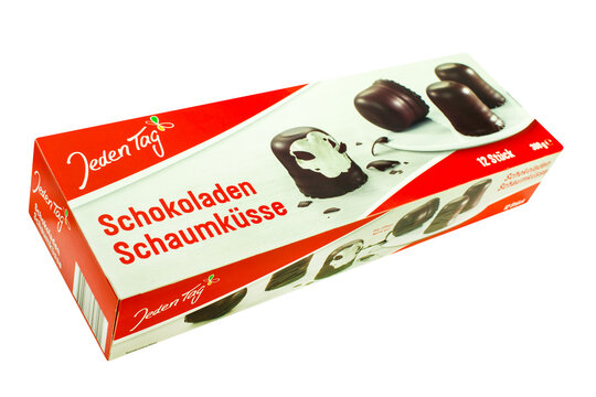 12 Schokoladen Schaumküsse mit Verpackung 300 g auf weissem Hintergrund