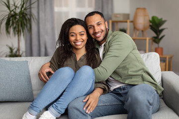 Obraz premium Loving African American Couple Embracing Posing Sitting At Home