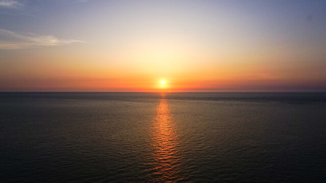 長崎県平戸市の大バエ灯台の夕日