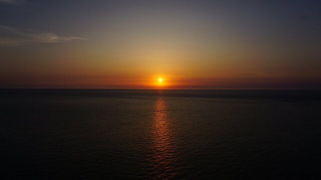 長崎県平戸市の大バエ灯台の夕日