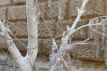 Lampadine appese sui rami di un albero dipinto