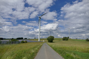 Fototapeta na wymiar Windkraft und Photovoltaik - erneuerbare Energien